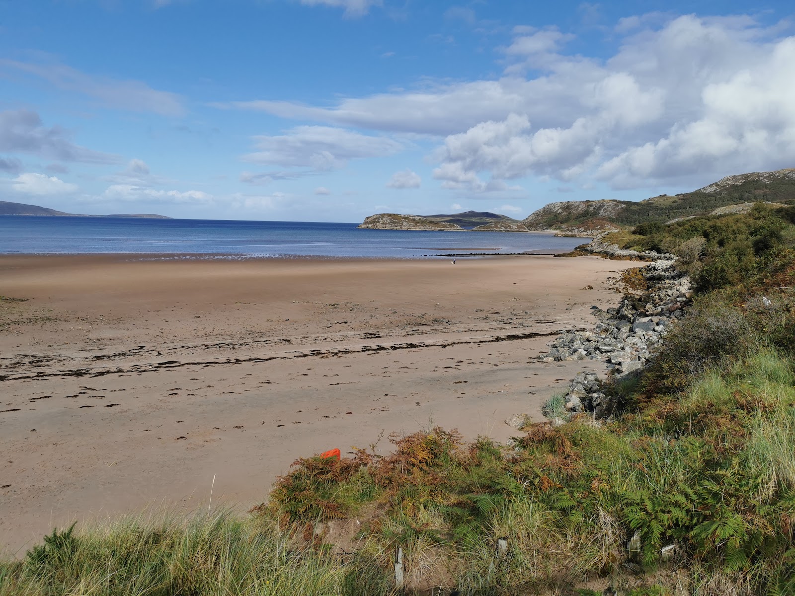 Foto de Gruinard Beach rodeado de montañas