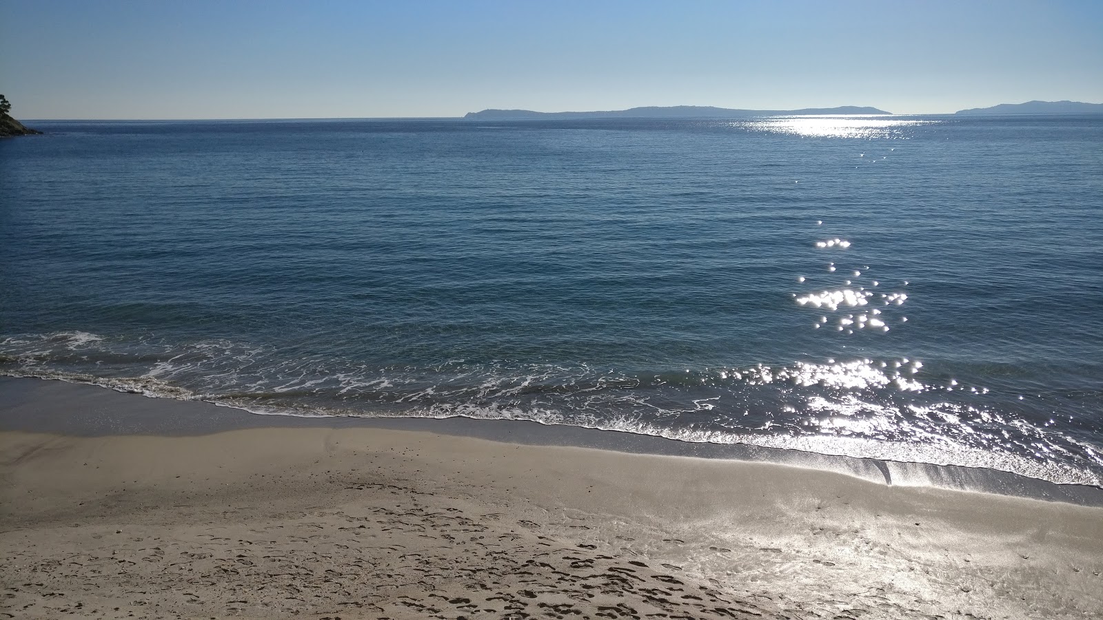 Valokuva Canadel beachista. pinnalla turkoosi puhdas vesi:n kanssa