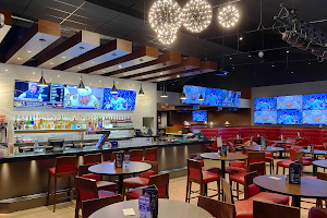 Vee Restaurant & Sports Lounge image