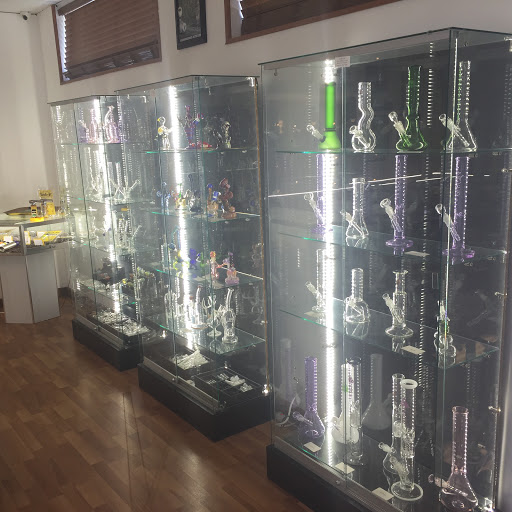 Tobacco Shop «Harbor Glass & Fine Tobacco», reviews and photos, 409 W Ehringhaus St, Elizabeth City, NC 27909, USA