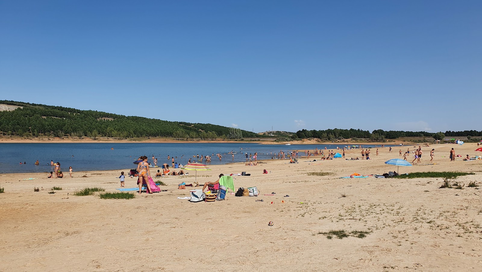 Foto av Embalse de Aguilar Playa med ljus sand yta