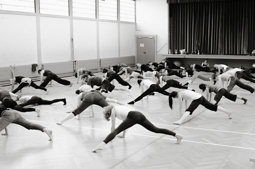 Modern Dance Zeitgenössicher Tanz Contemporary Dance Jazz Ballett Yoga für Erwachsene - Kurse Unterricht - Tanz Yoga Frankfurt am Main