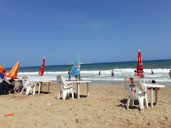 Foto von Reghaia Beach von Klippen umgeben