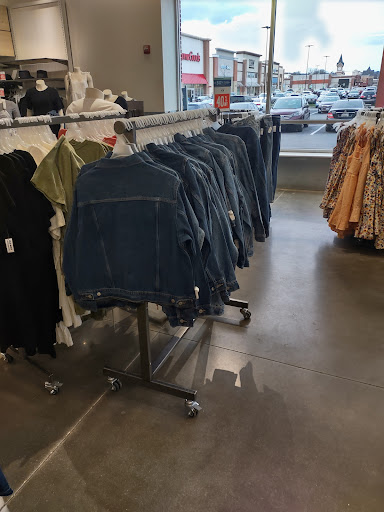 Shoe Store «DSW Designer Shoe Warehouse», reviews and photos, 10060 Reisterstown Rd, Owings Mills, MD 21117, USA