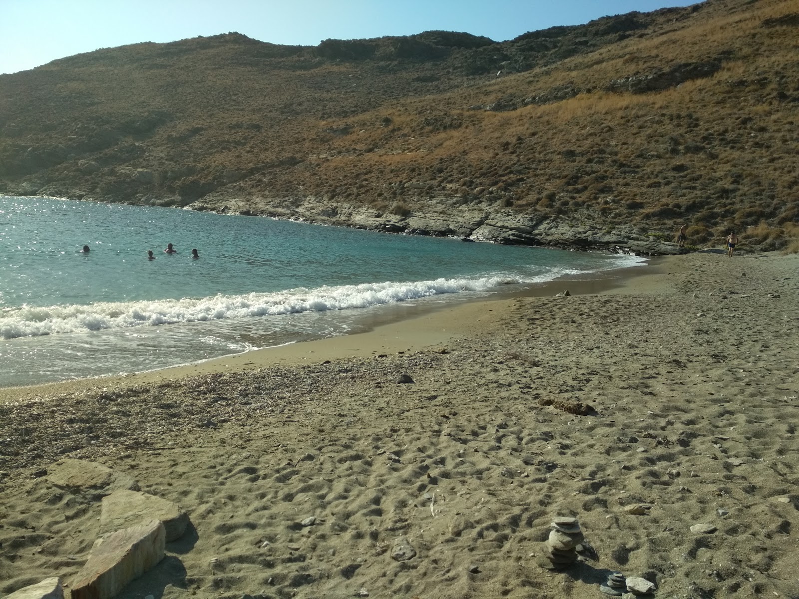 Fotografija Skala beach z turkizna čista voda površino