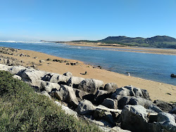 Foto de Playa de la Robayera rodeado por montanhas