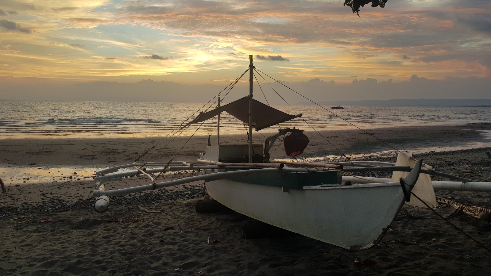 Foto van Cawitan Beach met hoog niveau van netheid