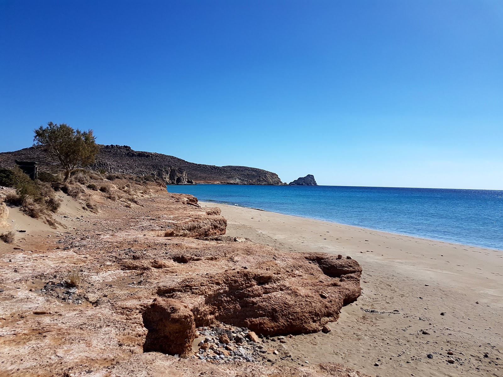Xerokampos beach'in fotoğrafı uçurumlarla desteklenmiş