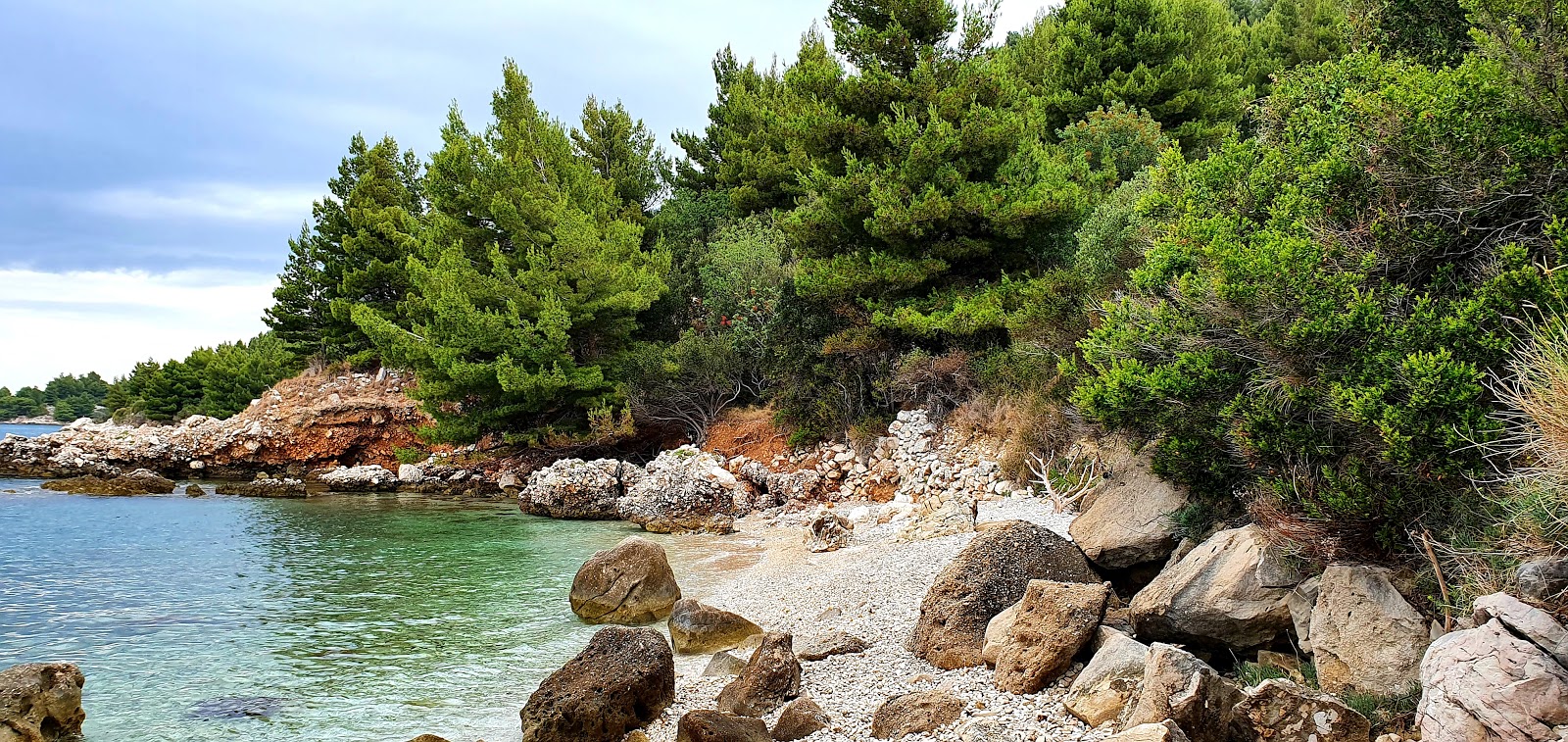 Zdjęcie ShadowSky beach z powierzchnią beżowe kamyki