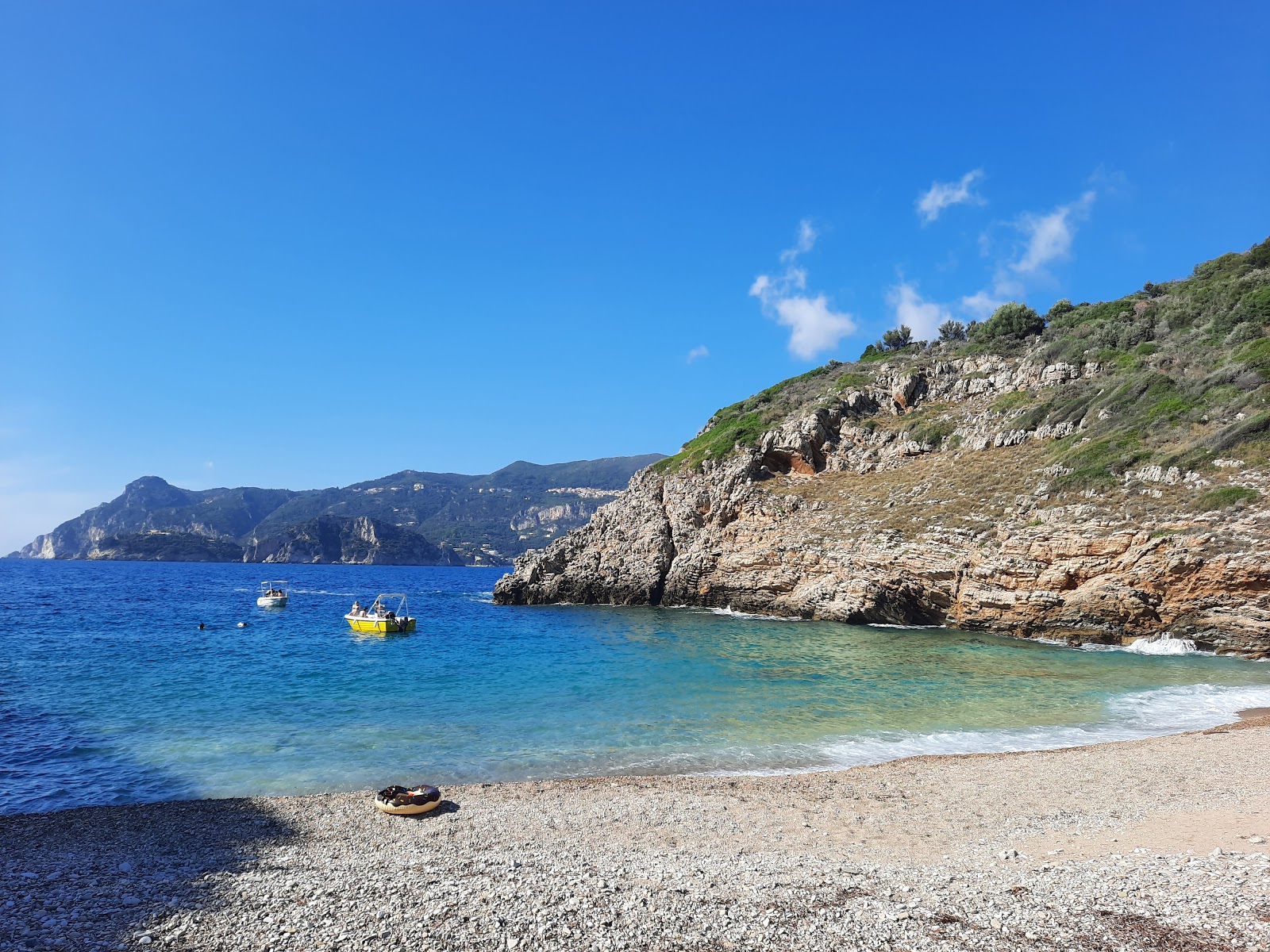 Iliodoros beach的照片 带有碧绿色纯水表面