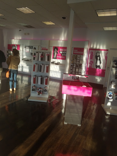 Cell Phone Store «T-Mobile», reviews and photos, 2545 Sheila Ln, Richmond, VA 23225, USA