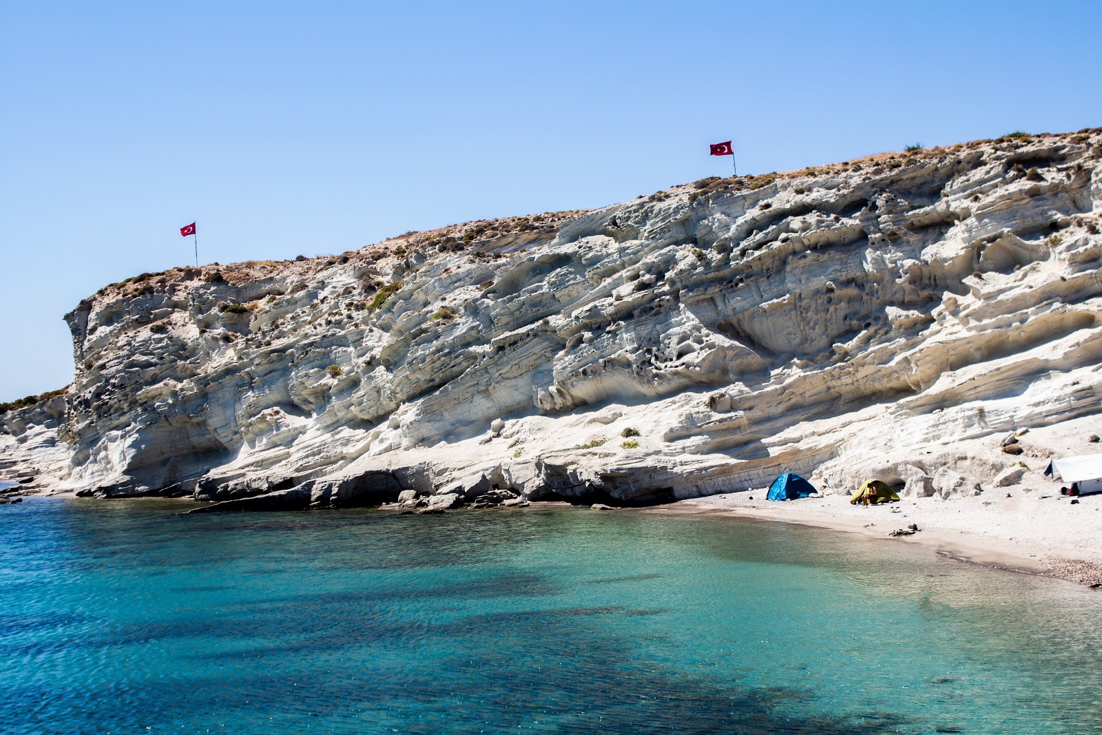 Photo de Delikli Bay entouré de montagnes