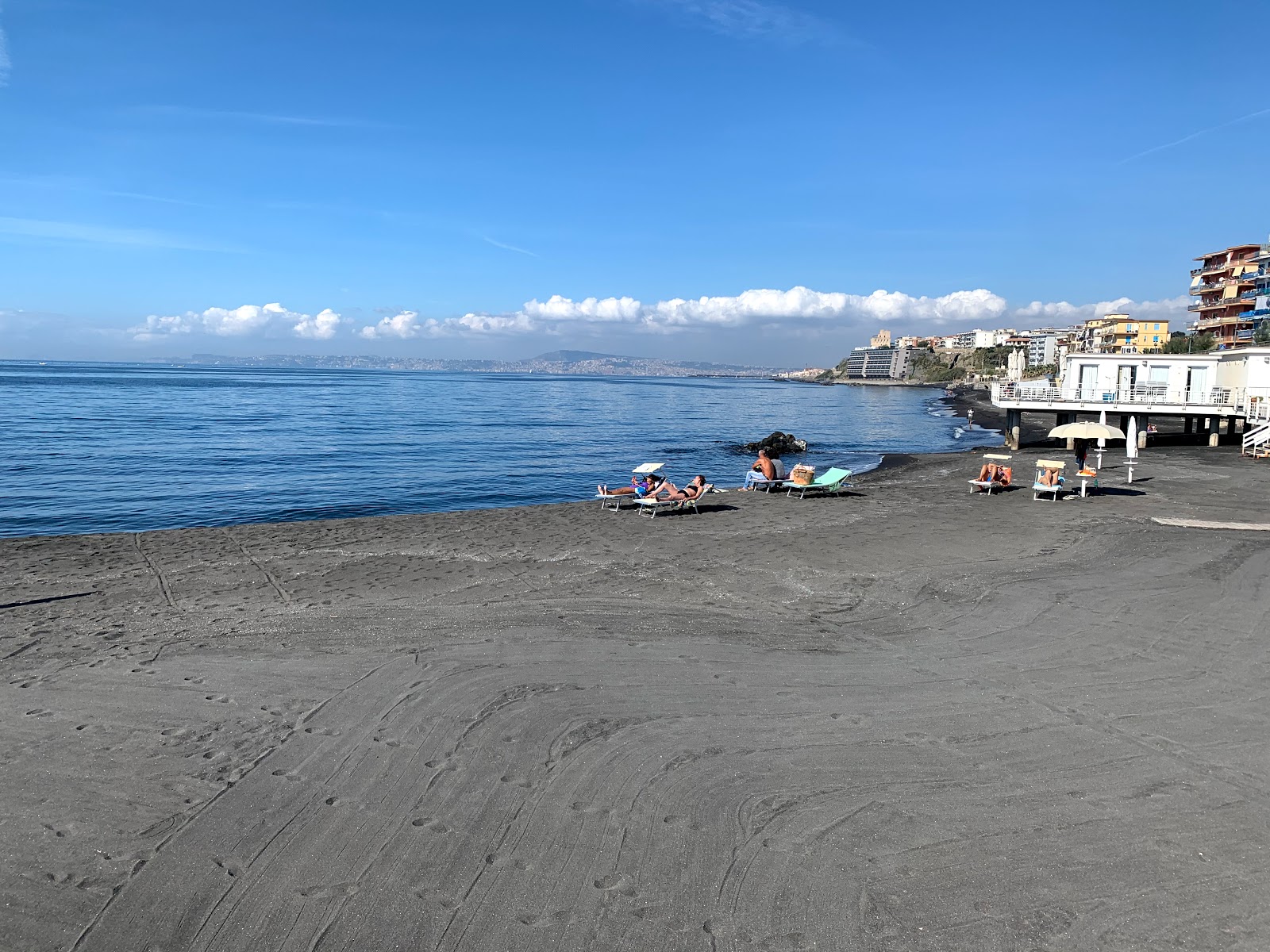 Fotografie cu Spiaggia di via Litoranea II zonă de stațiune de pe plajă