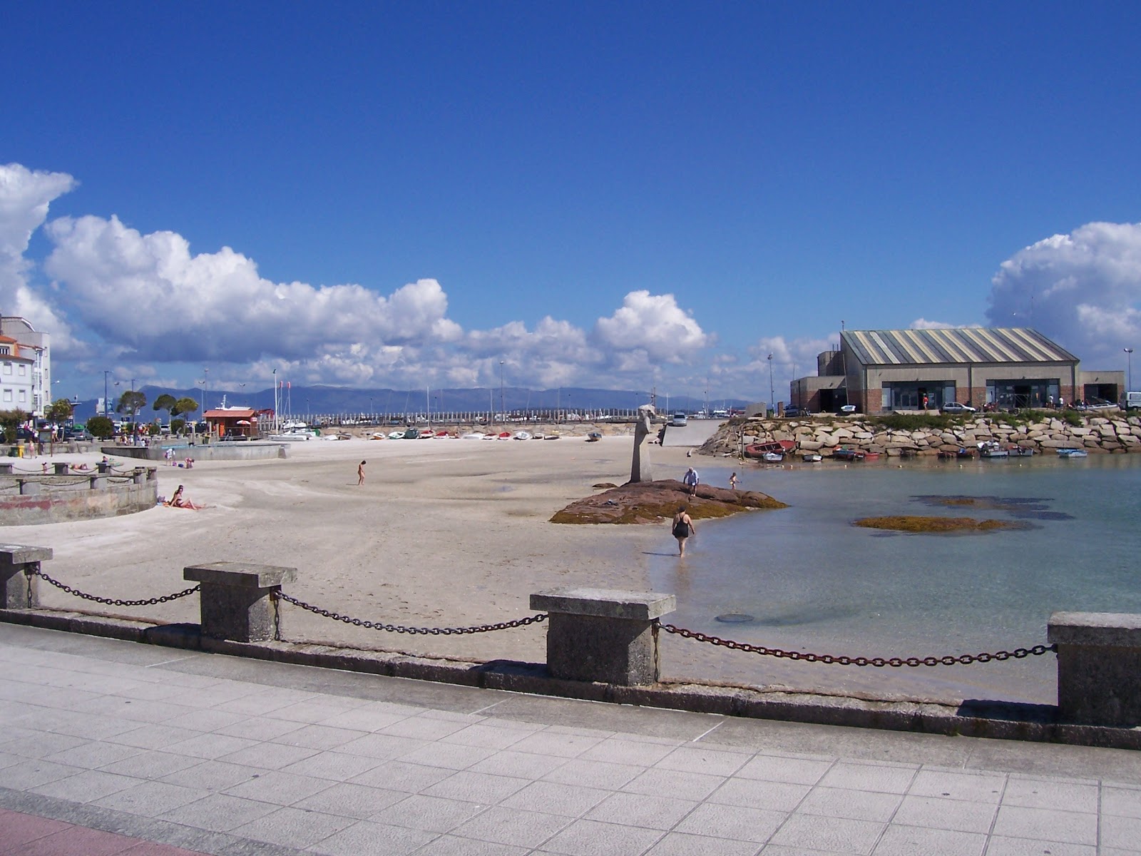 Confin beach的照片 带有碧绿色纯水表面
