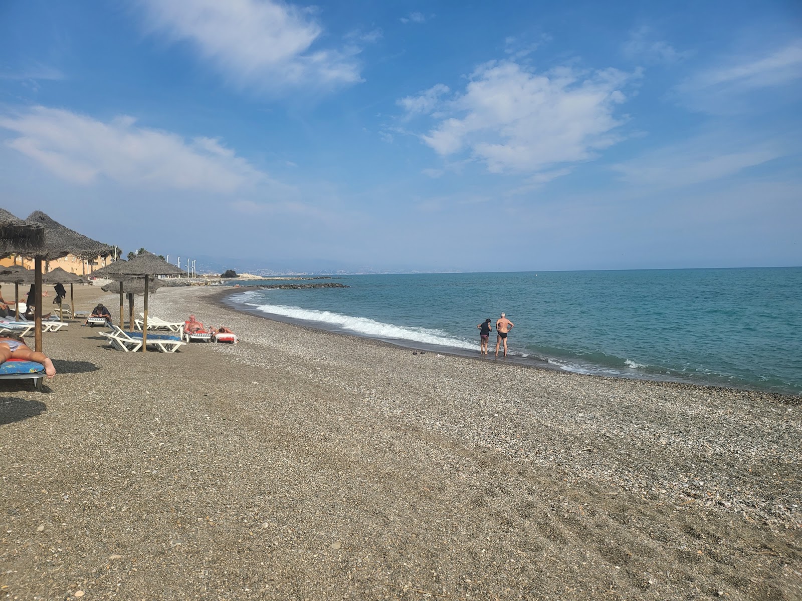 Photo de Plage de Guadalmar avec caillou fin gris de surface