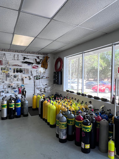 SCUBA Instructor «WOODS & WATER OUTDOOR SPORTS CENTER», reviews and photos, 124 Edwards Ave, Brandon, FL 33510, USA