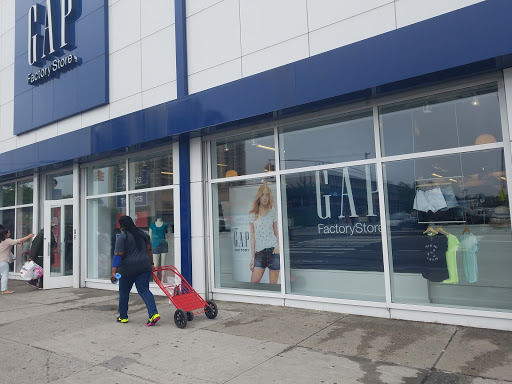 Clothing Store «Gap Outlet», reviews and photos, 845 White Plains Rd, Bronx, NY 10473, USA