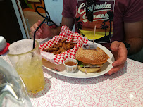 Hamburger du Restaurant américain Holly's Diner à Poitiers - n°17
