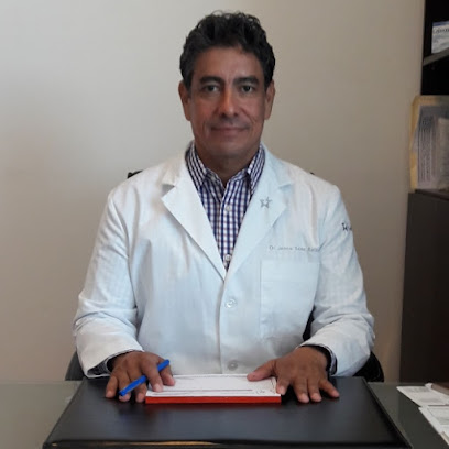 Dr. Jaime Sosa Salais, Ginecólogo oncológico
