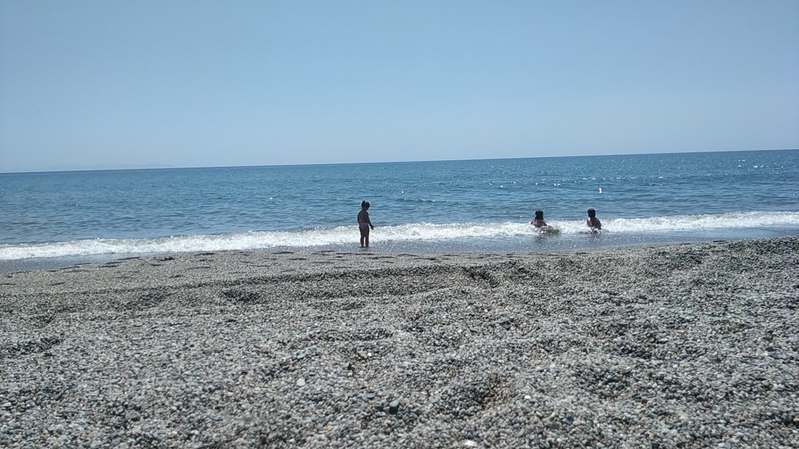 Photo de Playa de La Bajadilla - recommandé pour les voyageurs en famille avec des enfants