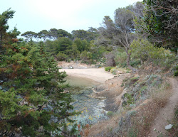 Foto von Plage Naturiste des Grottes umgeben von Bergen