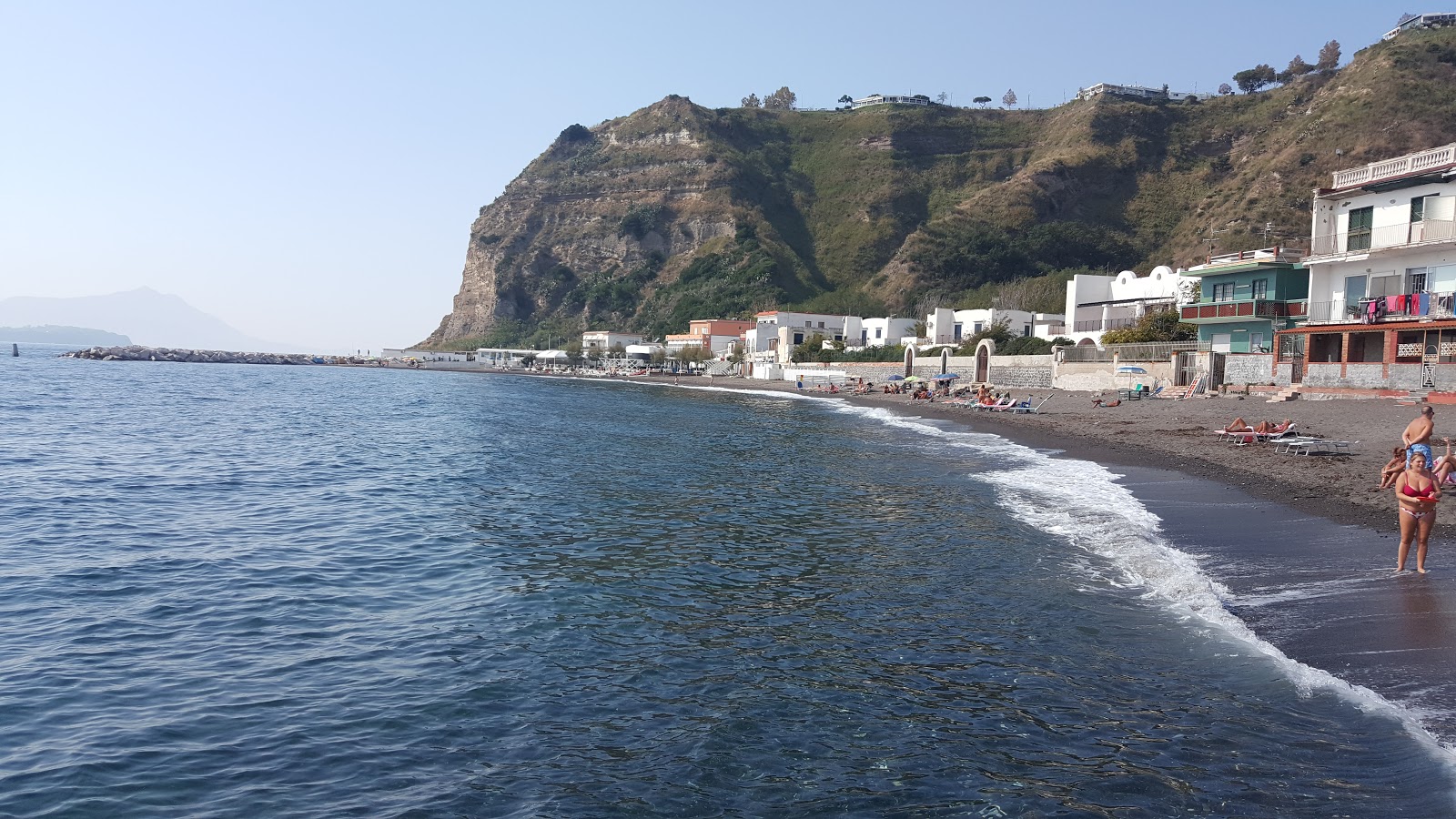Foto av Spiaggia di Miliscola med svart sand yta