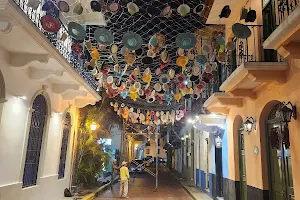La Calle De los Sombreros image