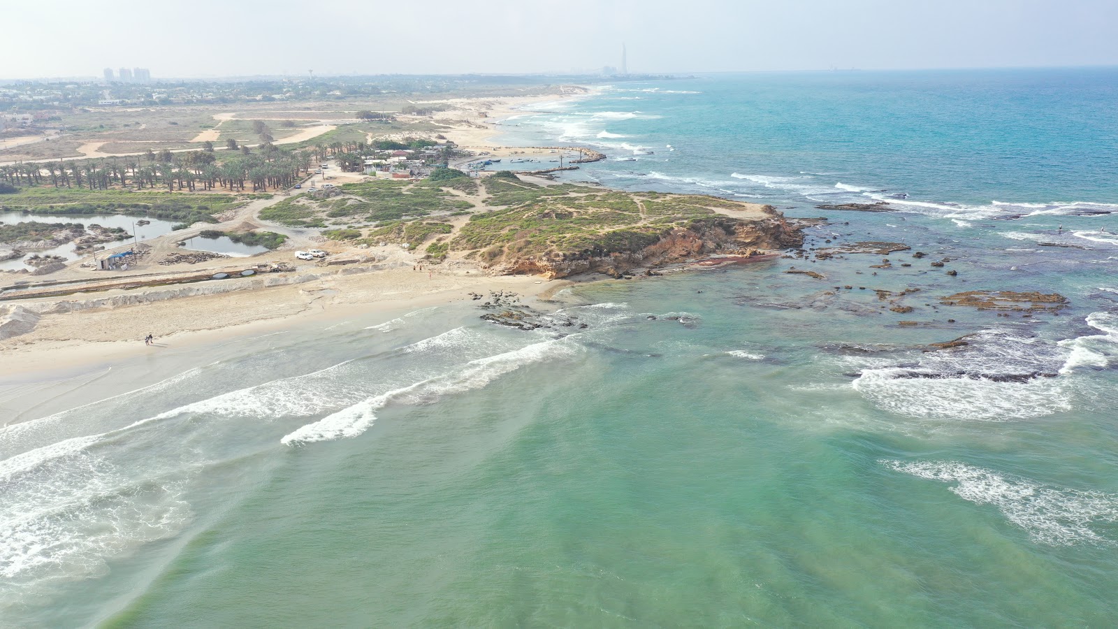 Photo de Tel Taninim beach avec plage spacieuse