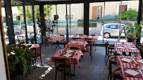Atmosphère du Restaurant Le Café Du Midi à Lamanon - n°5