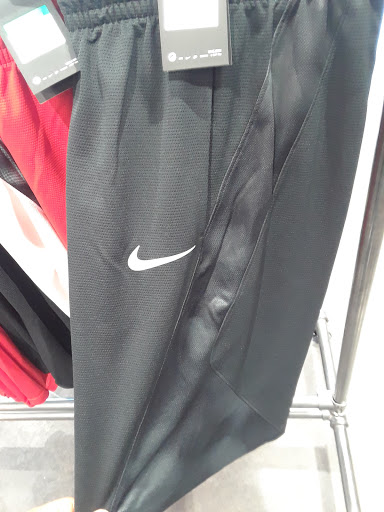 Shoe Store «Foot Locker», reviews and photos, 990 Gulfgate Center Mall, Houston, TX 77087, USA