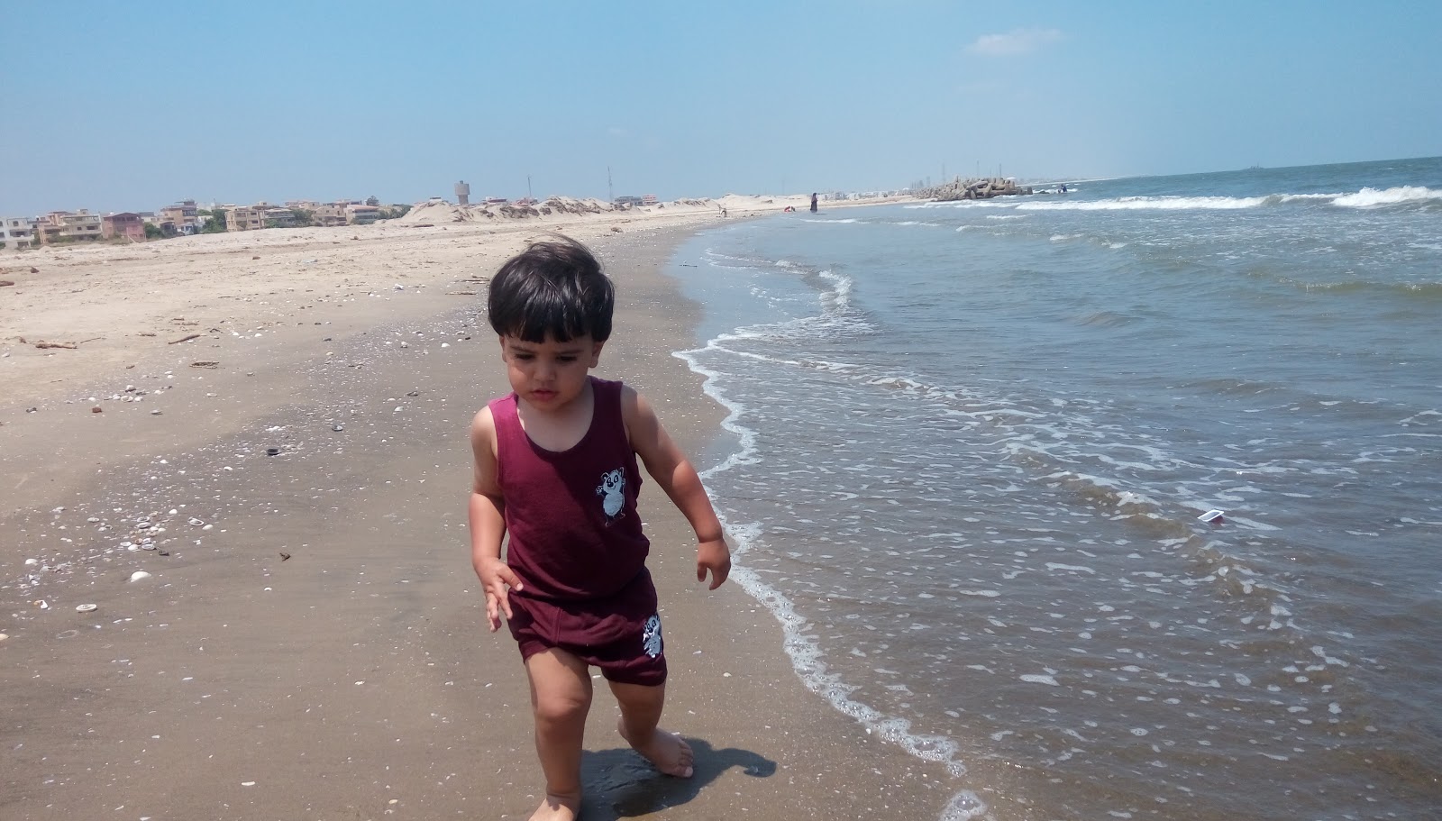 Valokuva Al Abtal Beachista. pinnalla turkoosi puhdas vesi:n kanssa