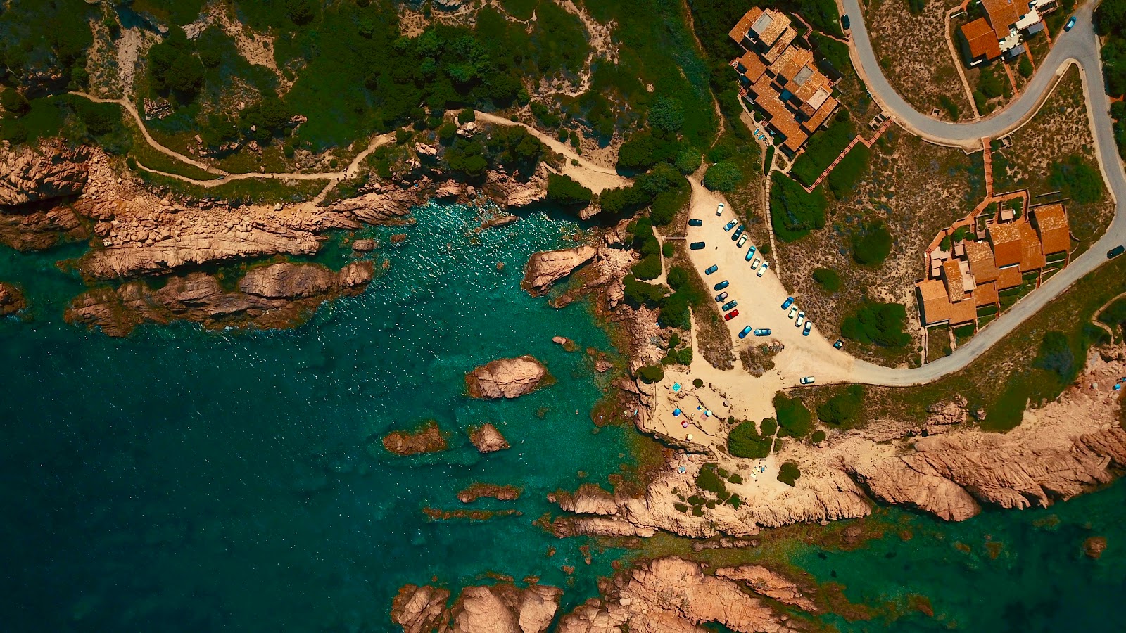 La Sorgente Beach'in fotoğrafı geniş bir kıyı şeridi ile birlikte