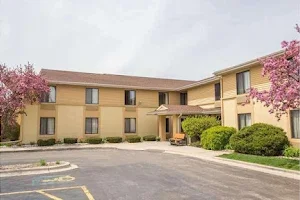 Super 8 by Wyndham Germantown/Milwaukee image