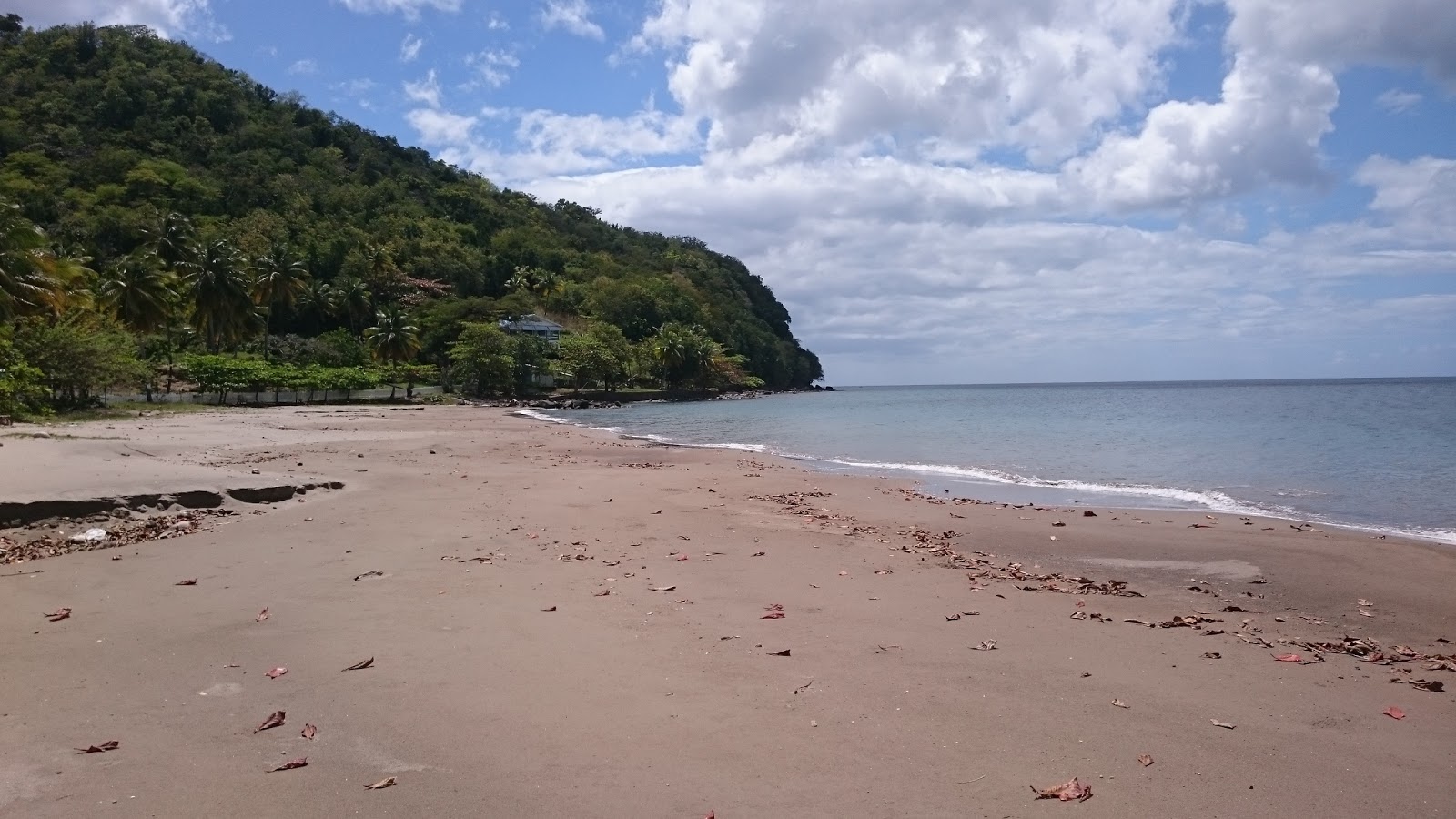 Foto de Ripaton Beach con agua cristalina superficie