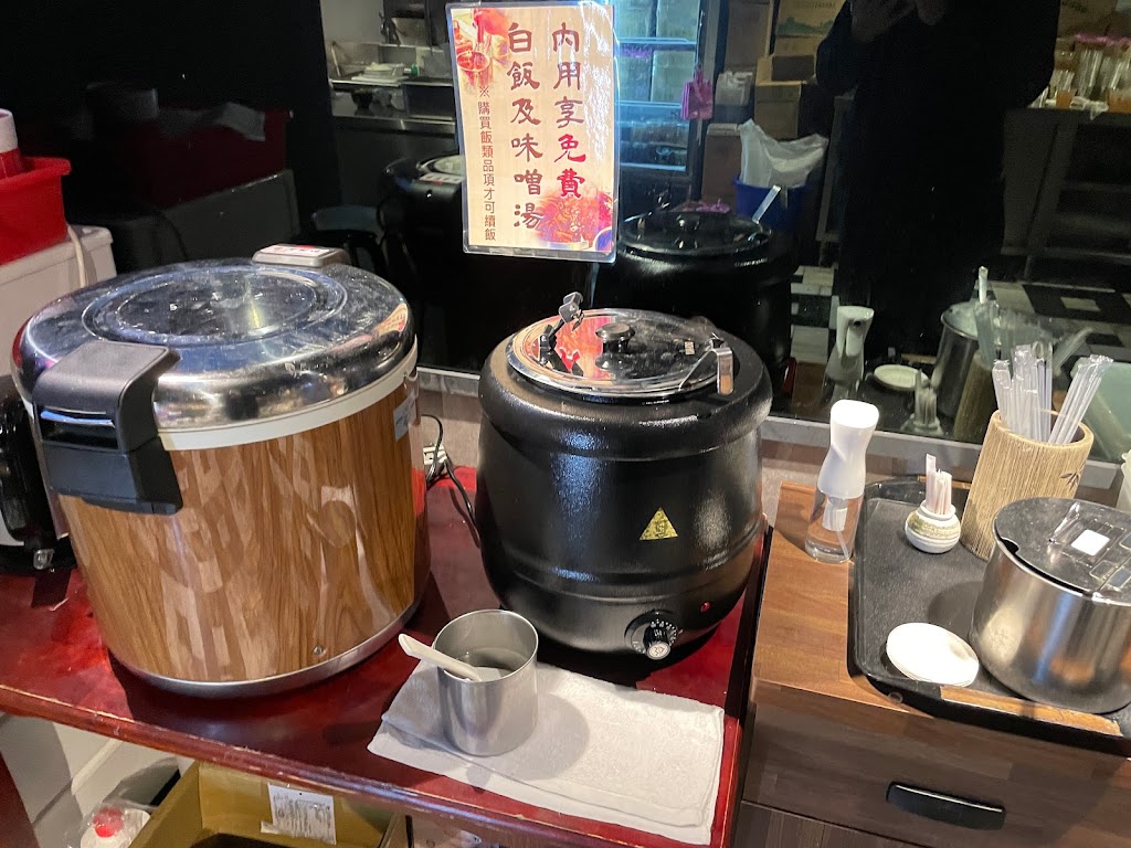 歐買尬豬霸王豬腳飯專賣店 錦州店 的照片