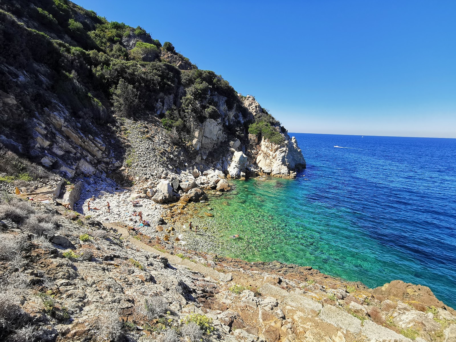 Fotografie cu Spiaggia della Crocetta cu o suprafață de apa pură turcoaz