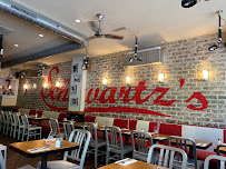 Atmosphère du Restaurant de hamburgers Schwartz's Deli à Paris - n°2