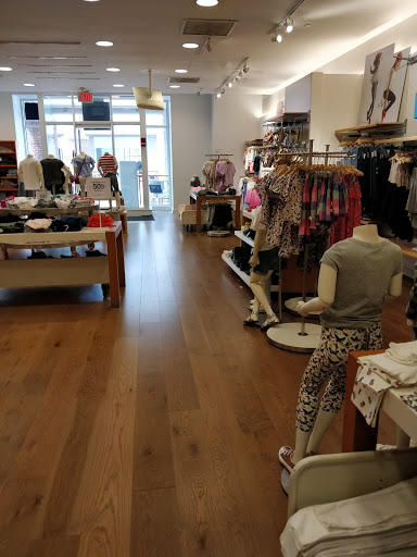 Clothing Store «Gap», reviews and photos, 200 State St, Boston, MA 02109, USA