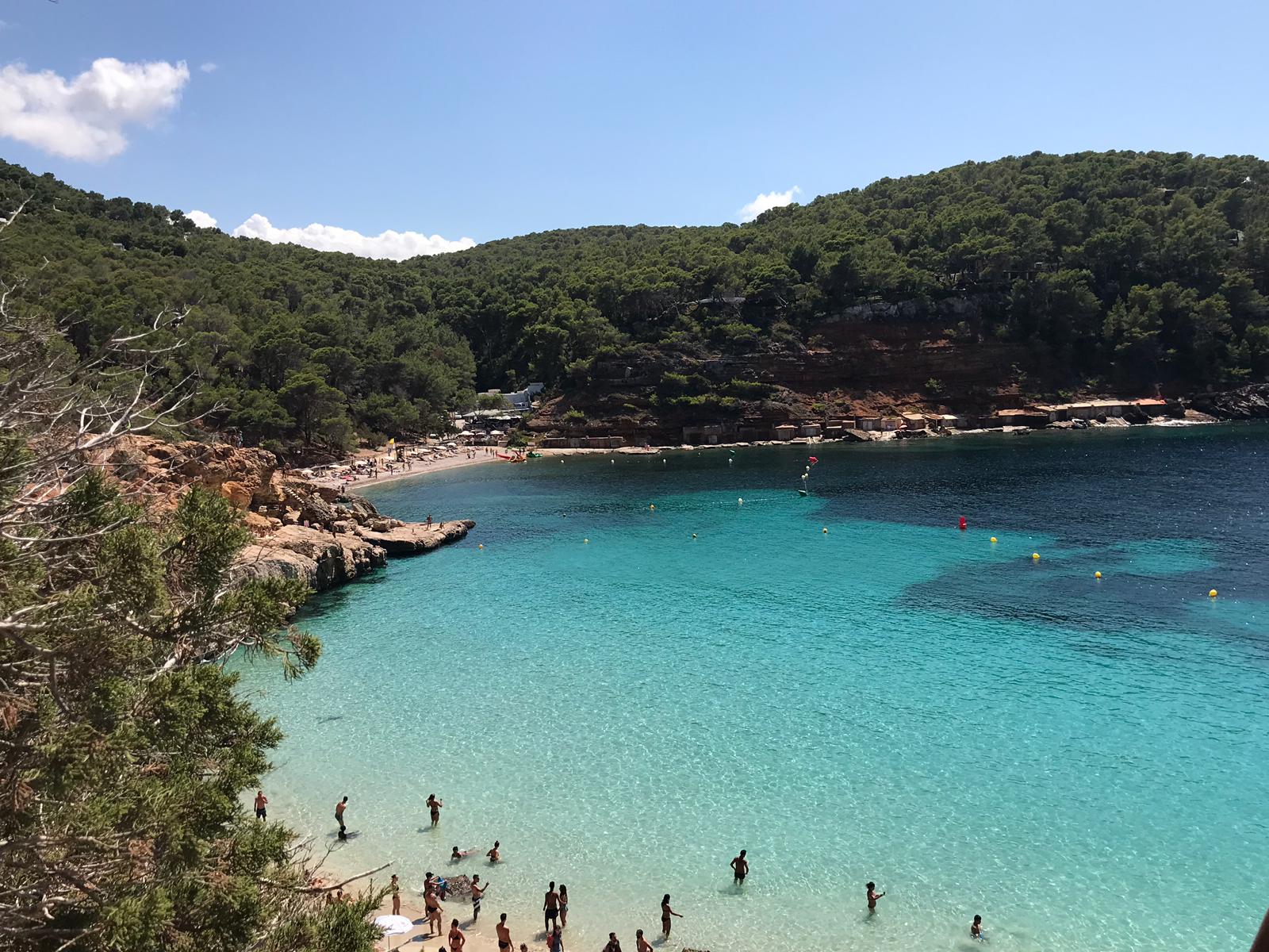 Fotografie cu Plaja Cala Salada cu golfuri de mijloc