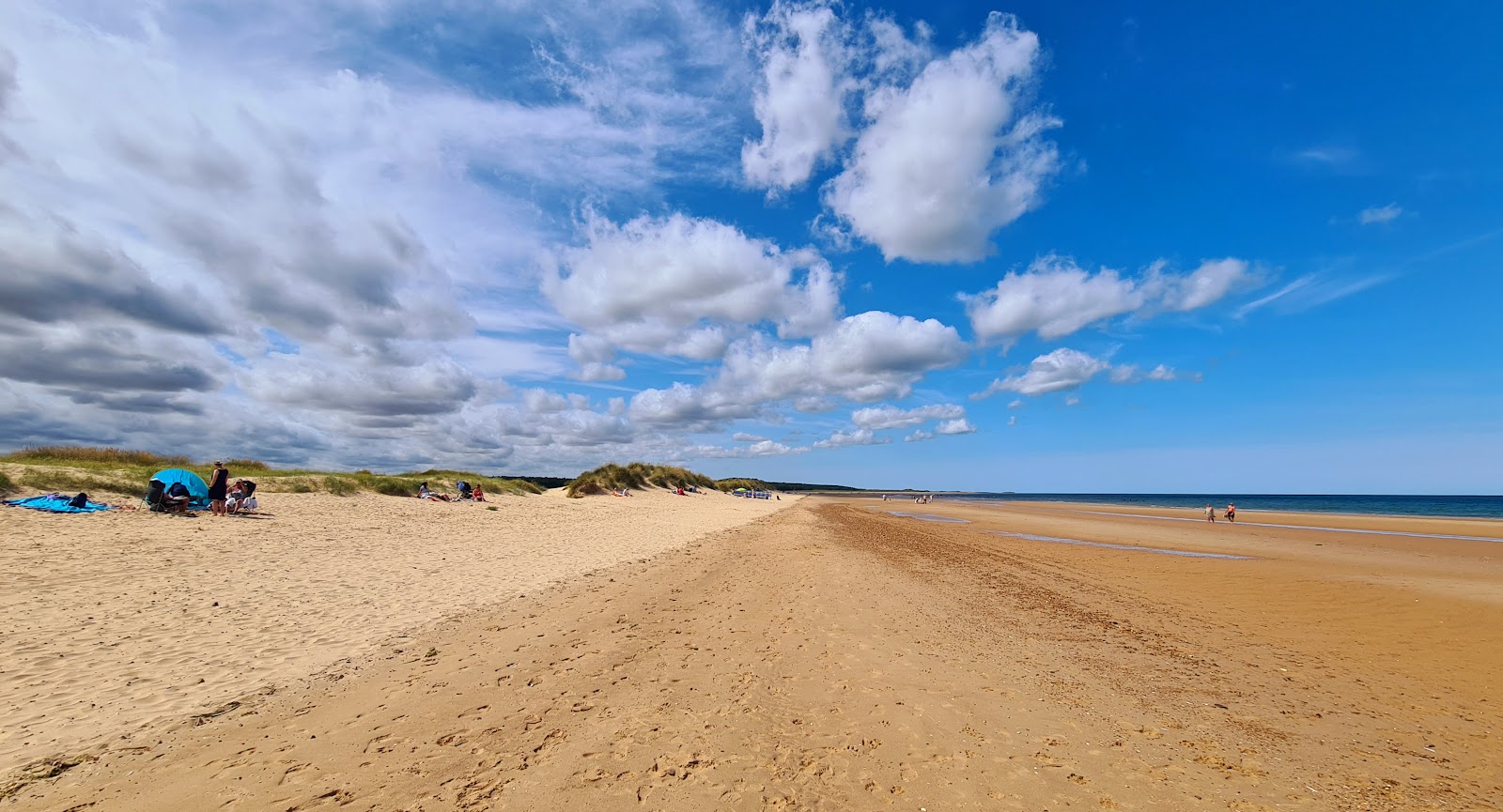 Foto van Holkham beach met helder zand oppervlakte