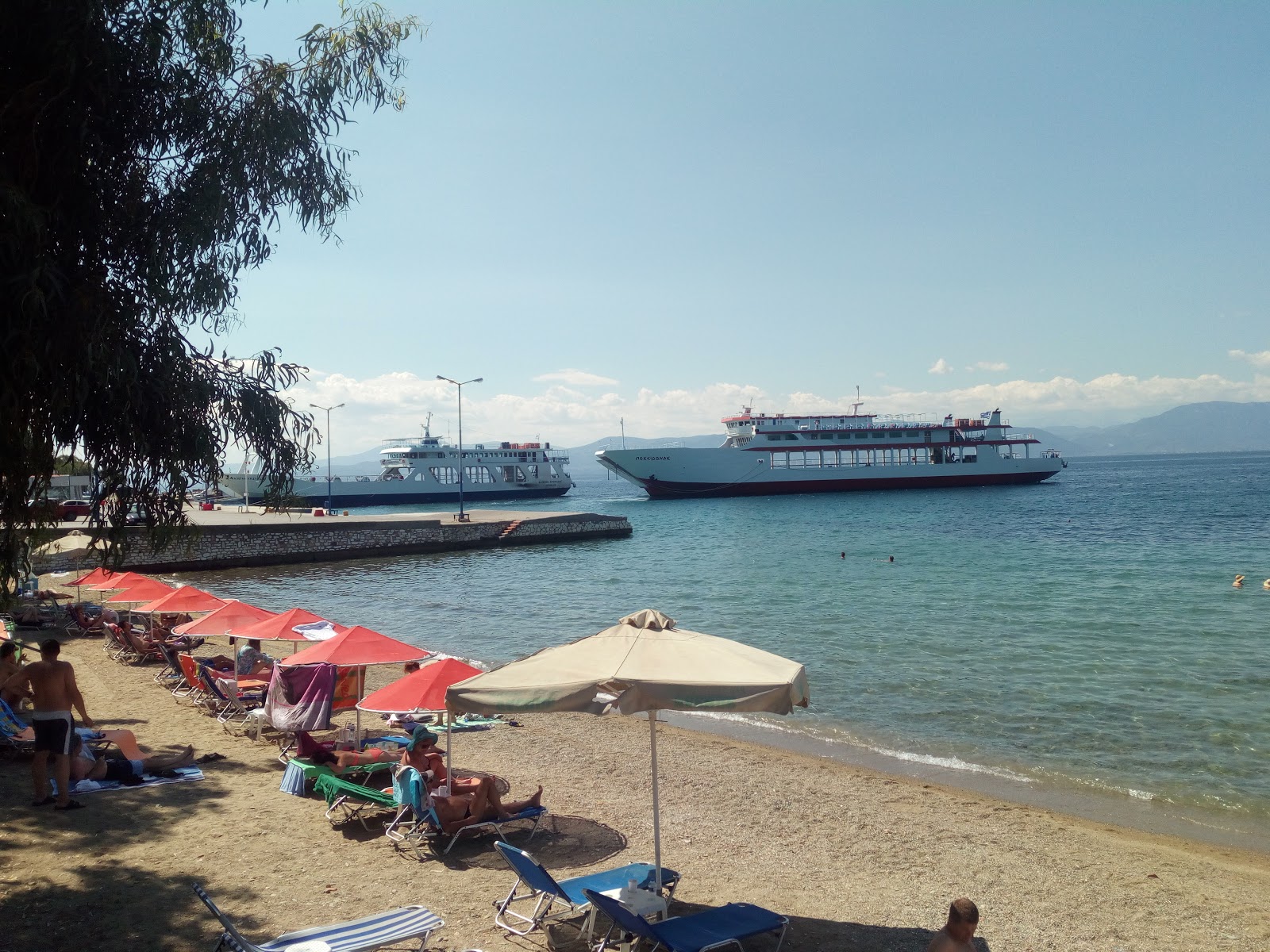 Foto av Agios Nikolaou beach med grönt vatten yta