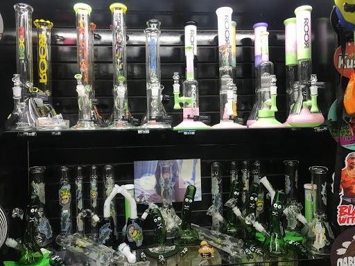 Tobacco Shop «The Hub Smoke Shop & Gifts», reviews and photos, 6410 N Oak Trafficway, Kansas City, MO 64118, USA