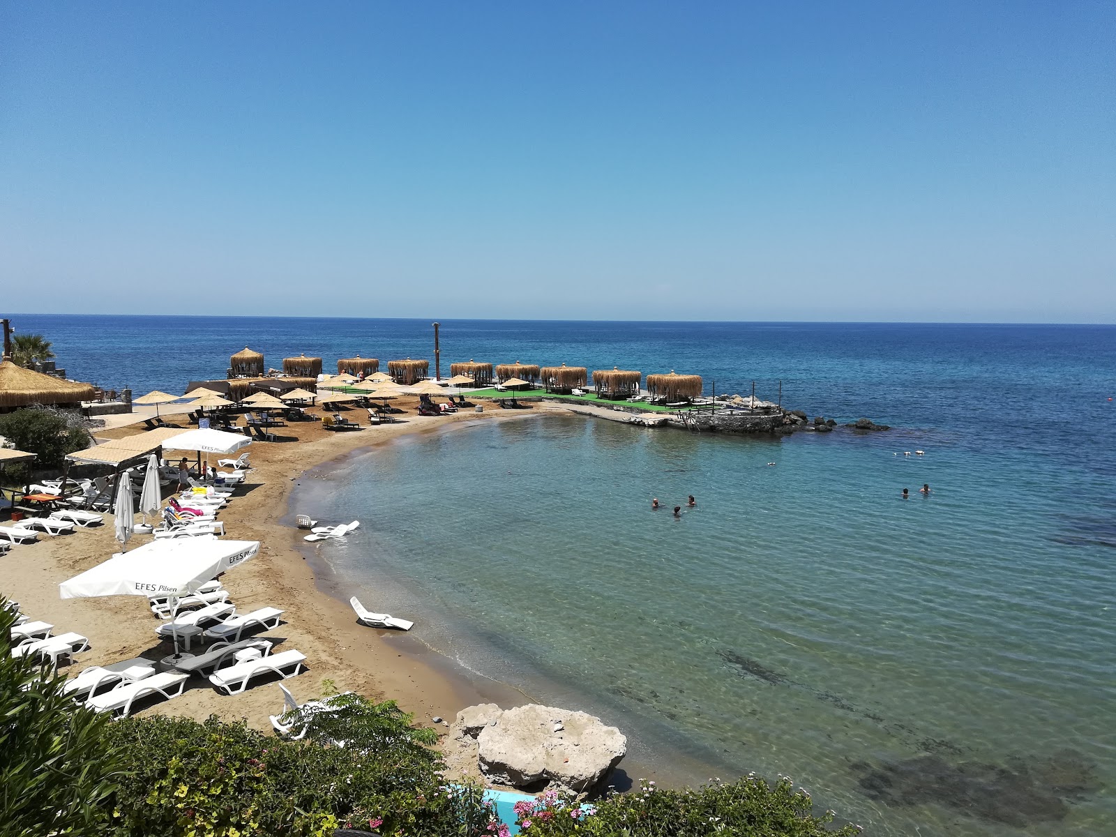 Foto de Eden Beach con arena beige superficie