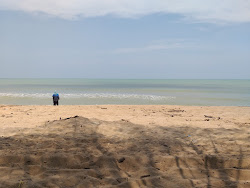 Foto von Seri Tujuh Beach mit lange, gerade küste