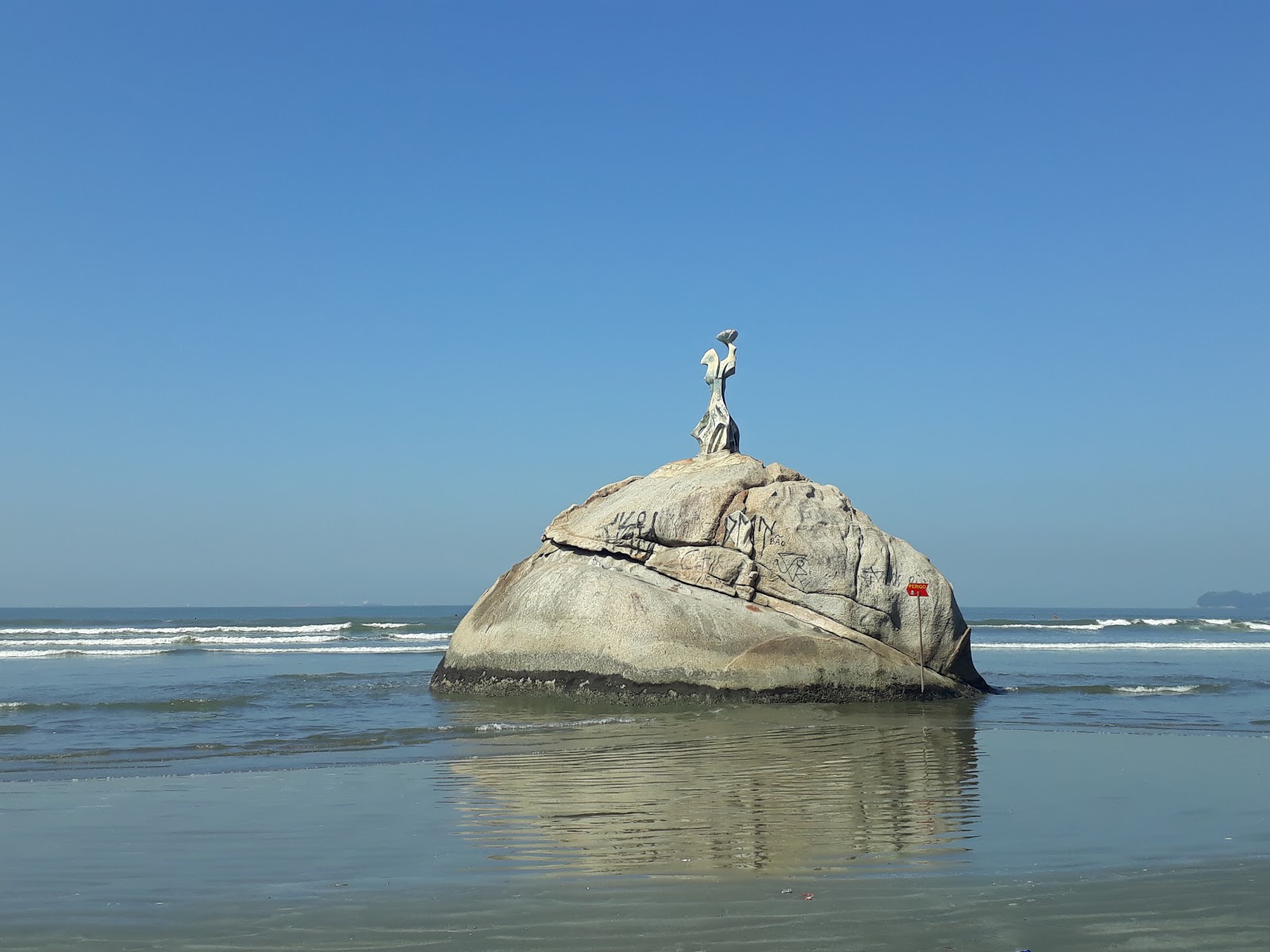 Foto de Praia do Itararé com água turquesa superfície