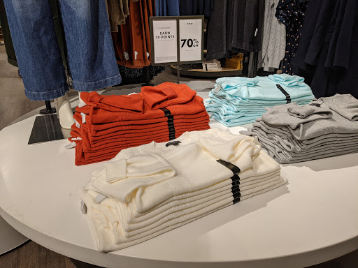 Clothing Store «Banana Republic», reviews and photos, 103 S Washington St, Naperville, IL 60540, USA