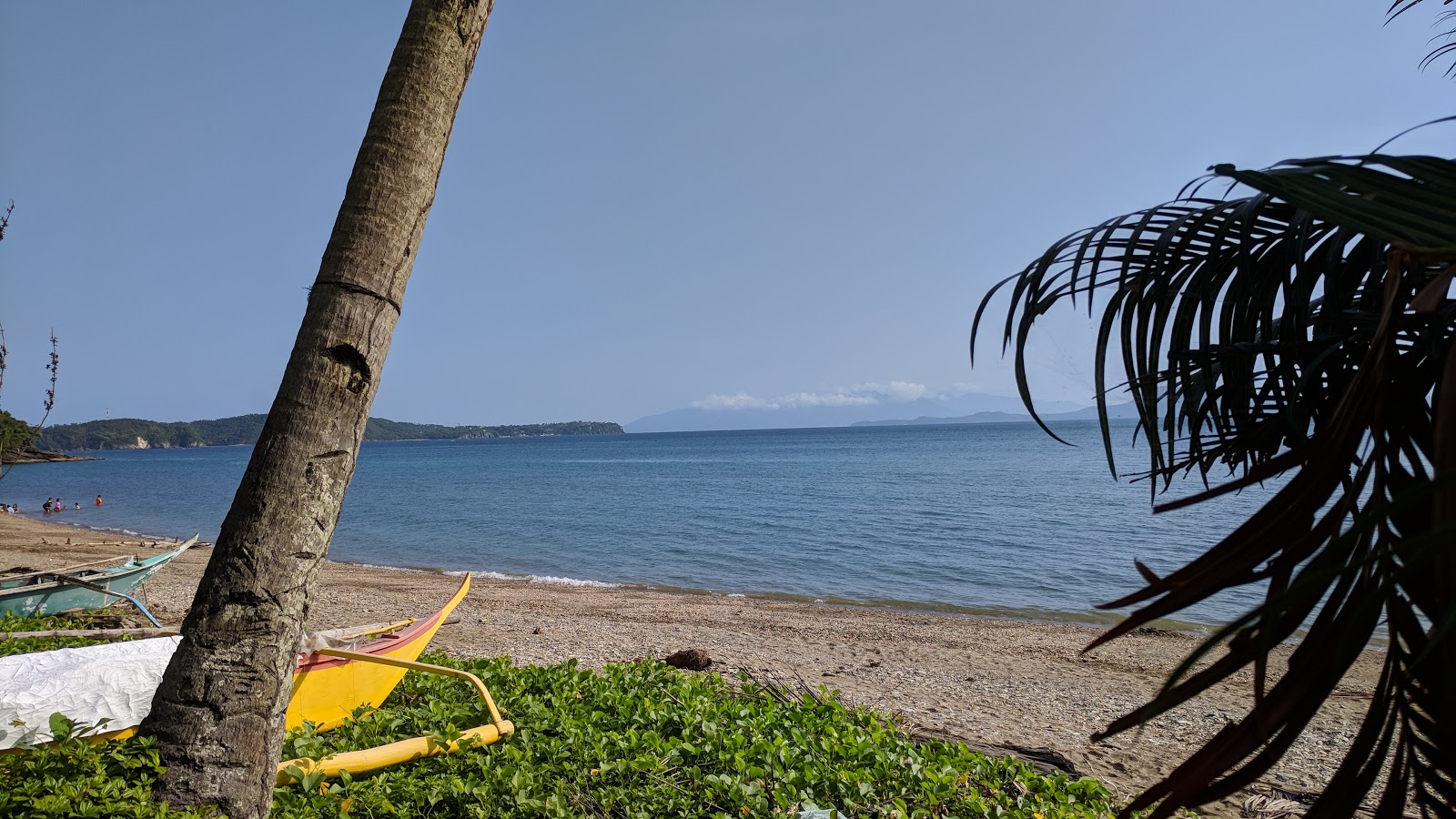 Foto von Dulangan Beach von Klippen umgeben