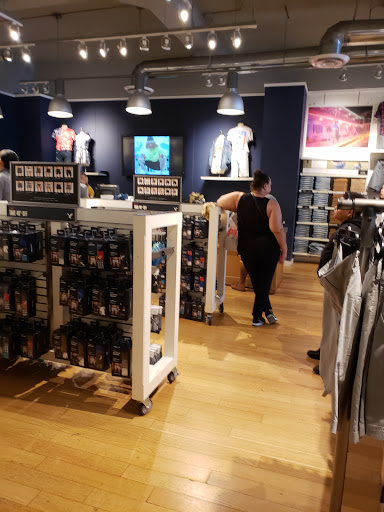 Clothing Store «AEO Factory & Aerie Store», reviews and photos, 256 E Fordham Rd, Bronx, NY 10458, USA