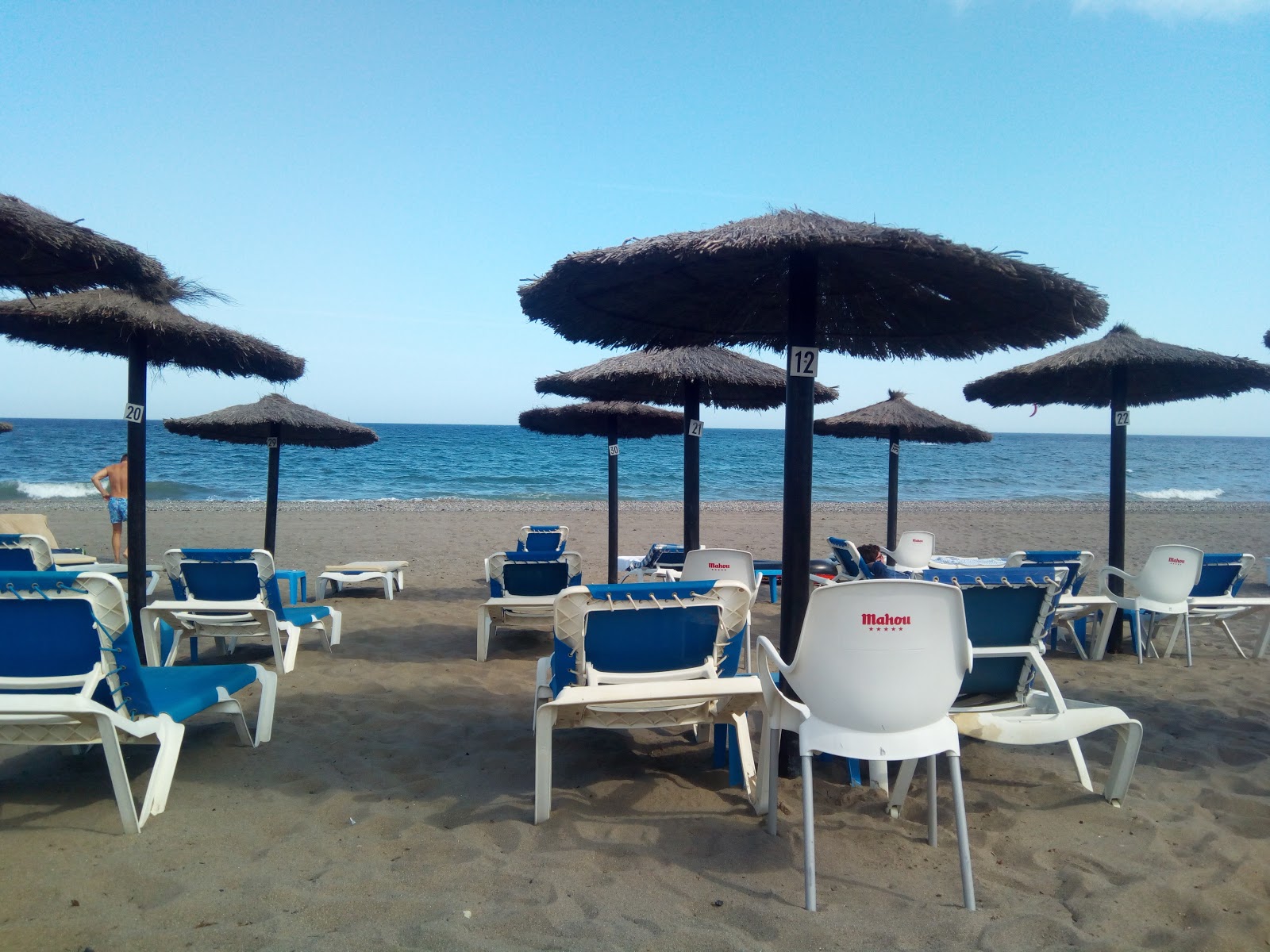 Foto van Playa del Velerin met recht en lang