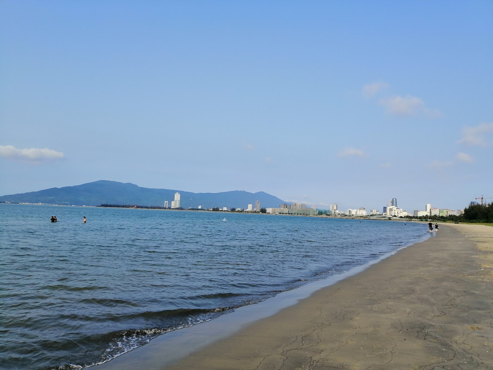 Φωτογραφία του Thanh Khe Beach με φωτεινή λεπτή άμμο επιφάνεια